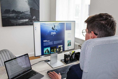 Mann vor seinem Screendesign